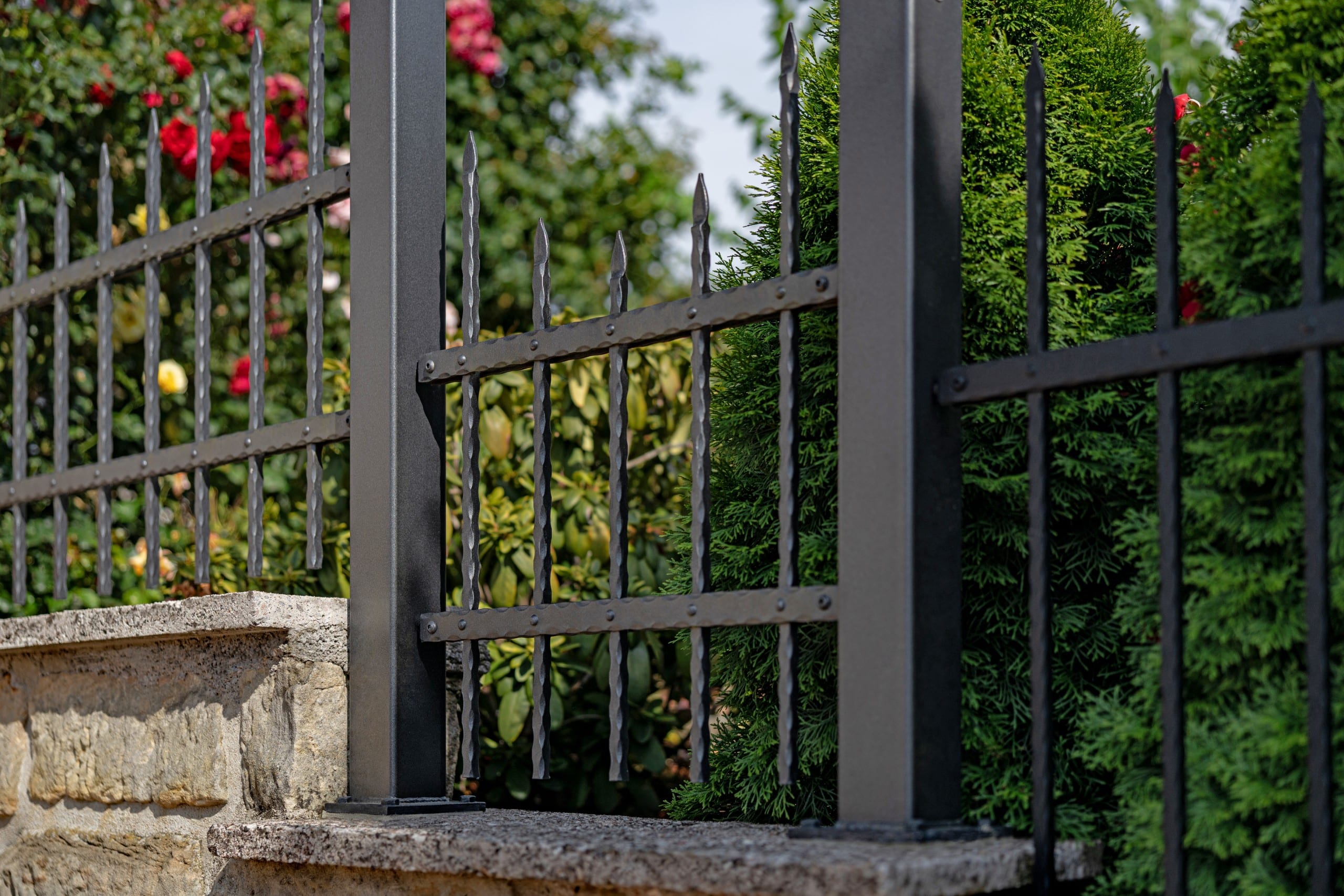 Kovaný plot LAMARK | Motiv London | Černá kovářská barva | Svařované s nýty | Oklepávané provedení | Kované špičky