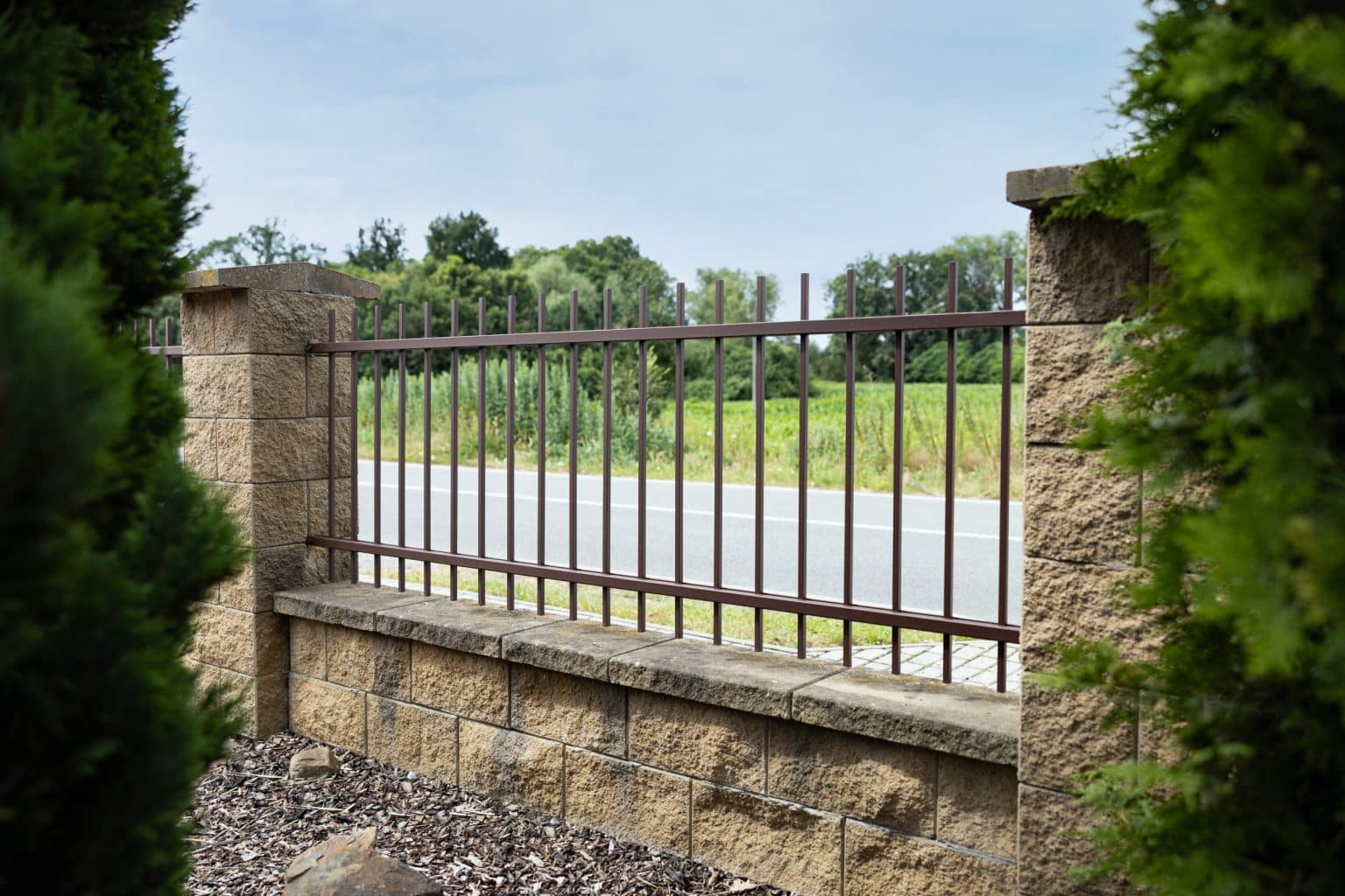 Kovaný plot LAMARK | Motiv Portoriko | Hladké provedení | Bez nýtů | Rovné zakončení | Hnědá čokoládová barva | Zděné sloupky