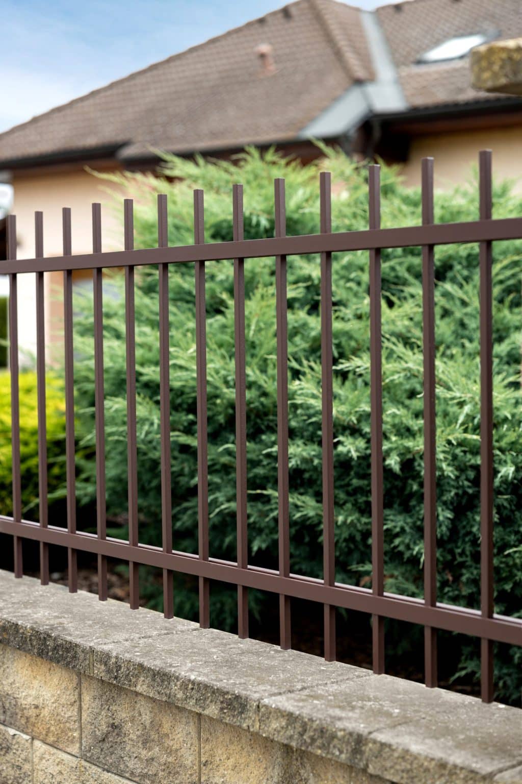 Kovaný plot LAMARK | Motiv Portoriko | Hladké provedení | Bez nýtů | Rovné zakončení | Hnědá čokoládová barva | Zděné sloupky