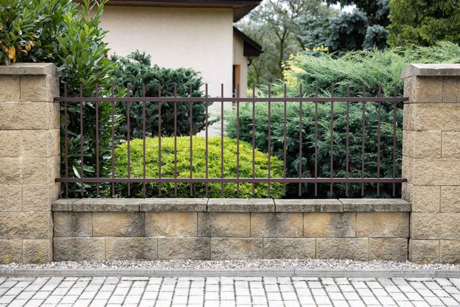 Kovaný plot LAMARK | Motiv Portoriko | Hladké provedení | Bez nýtů | Rovné zakončení | Hnědá čokoládová barva | Zděné sloupky