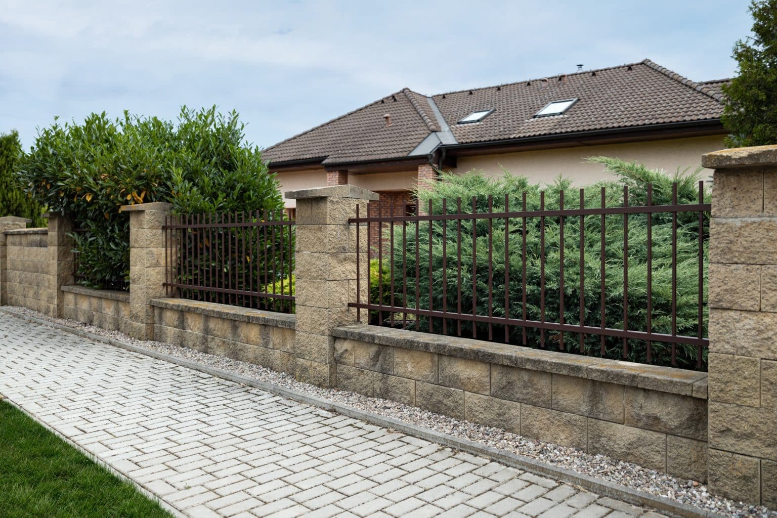 Kovaný plot LAMARK | Motiv Portoriko | Hladké provedení | Bez nýtů | Rovné zakončení | Hnědá čokoládová barva | Zděné sloupky