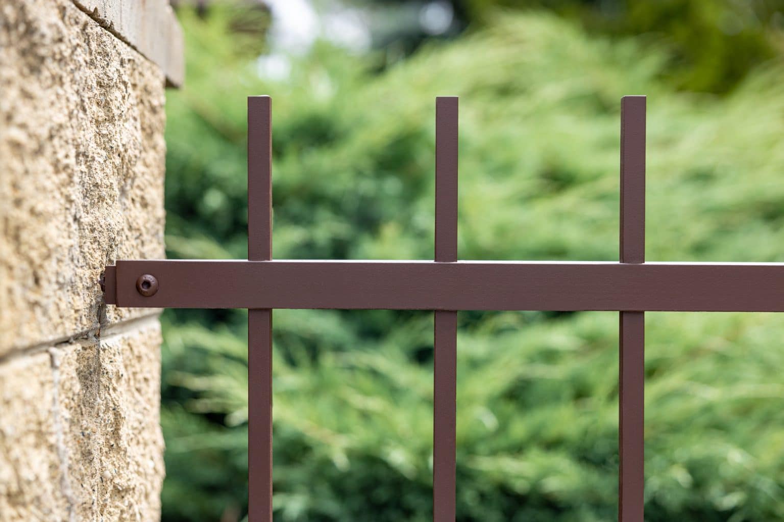 Detail kovaného plotu LAMARK | Motiv Portoriko | Hladké provedení | Bez nýtů | Rovné zakončení | Hnědá čokoládová barva | Zděné sloupky