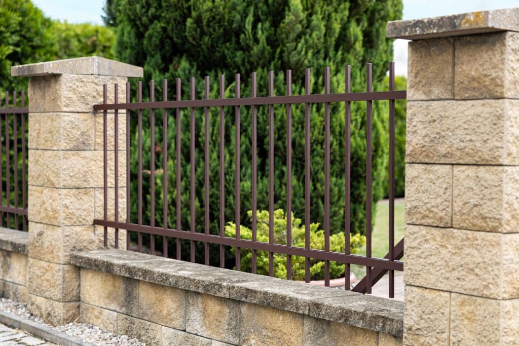 Kovaný plot LAMARK | Motiv Portoriko | Hladké provedení | Bez nýtů | Rovné zakončení | Hnědá čokoládová barva | Zděné sloupky