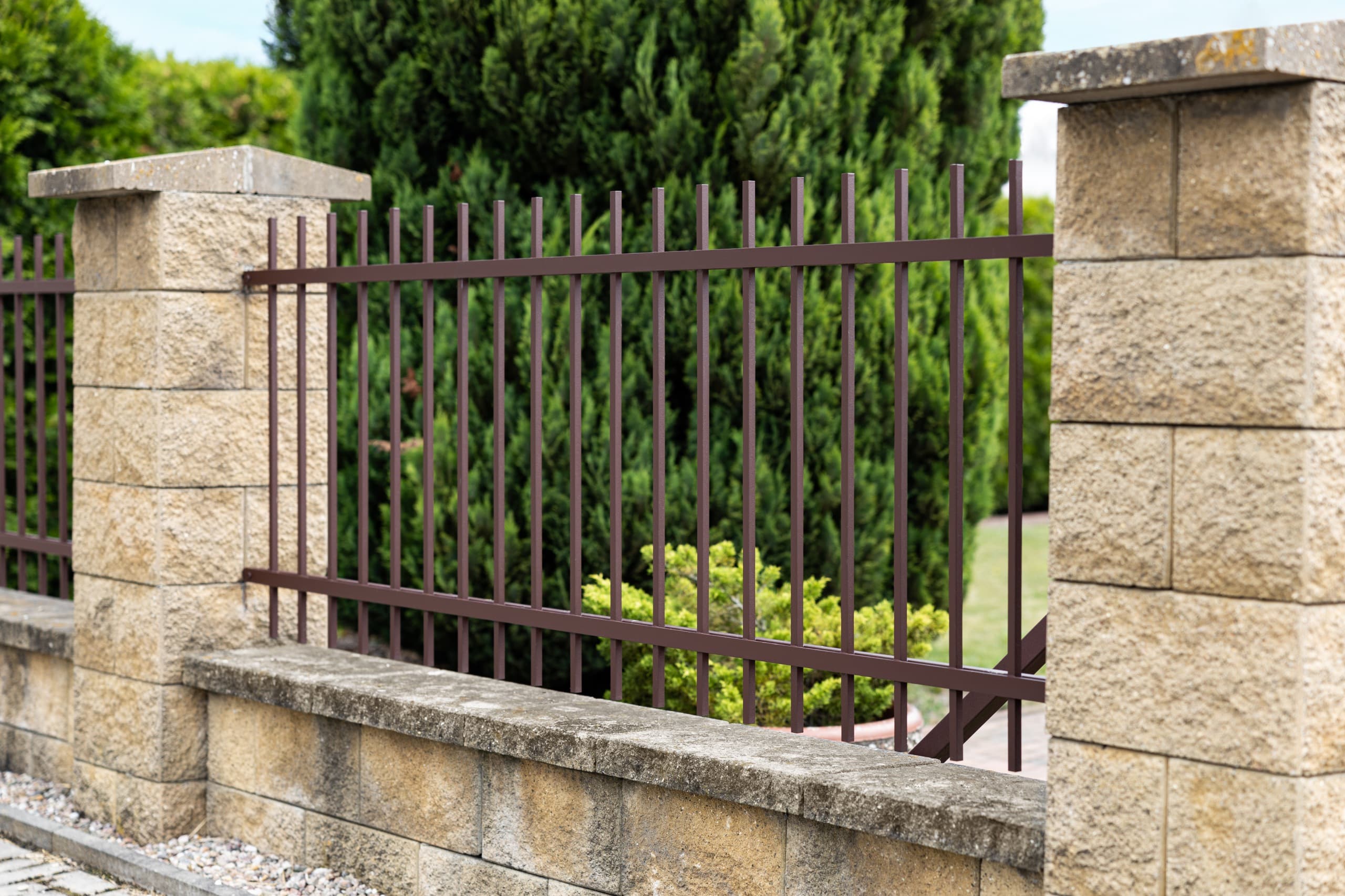Kovaný plot LAMARK | Motiv Portoriko | Hladké provedení | Bez nýtů | Rovné zakončení | Hnědá čokoládová barva | Zděné sloupky