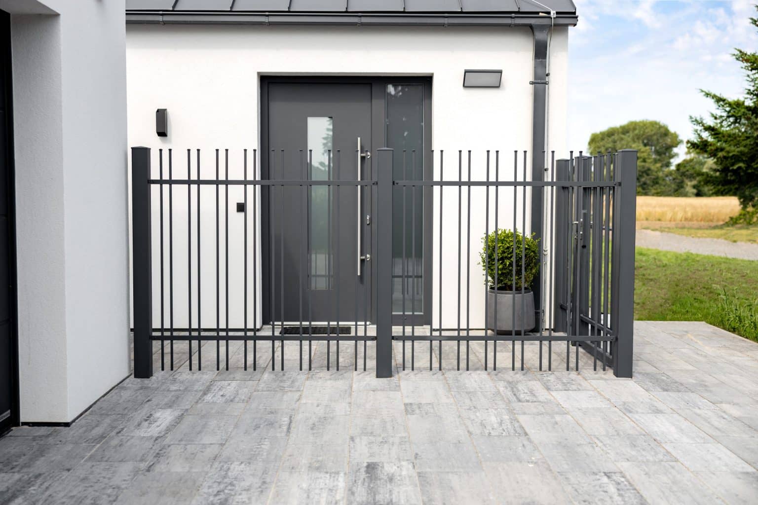 Kovaný plot LAMARK | Motiv Pretoria | Šedá antracitová barva | Svařované bez nýtů | Hladké provedení | Okované konce