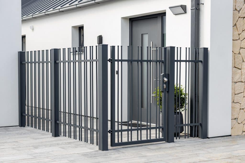 Kovaný plot LAMARK | Motiv Pretoria | Šedá antracitová barva | Svařované bez nýtů | Hladké provedení | Okované konce