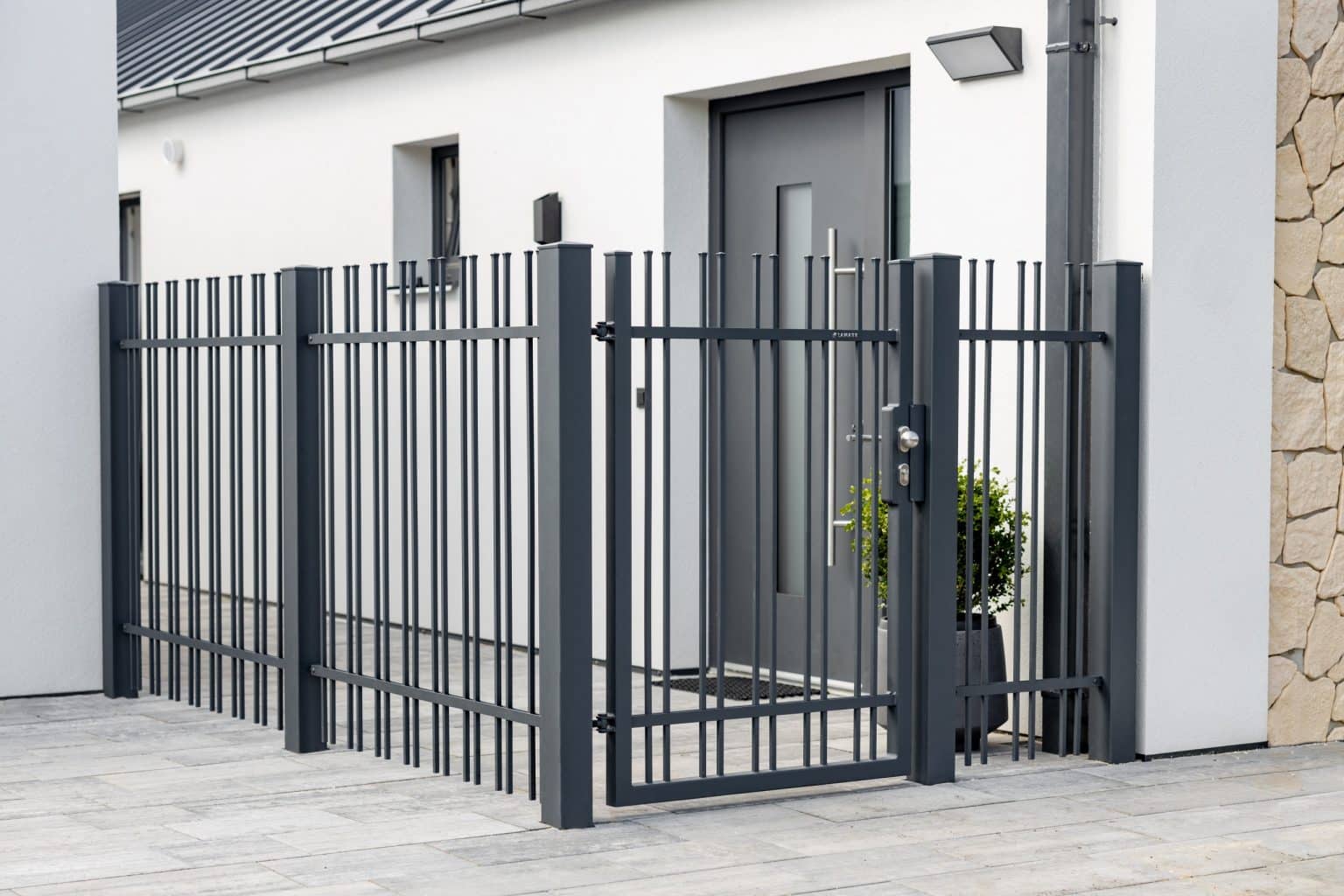 Kovaný plot LAMARK | Motiv Pretoria | Šedá antracitová barva | Svařované bez nýtů | Hladké provedení | Okované konce