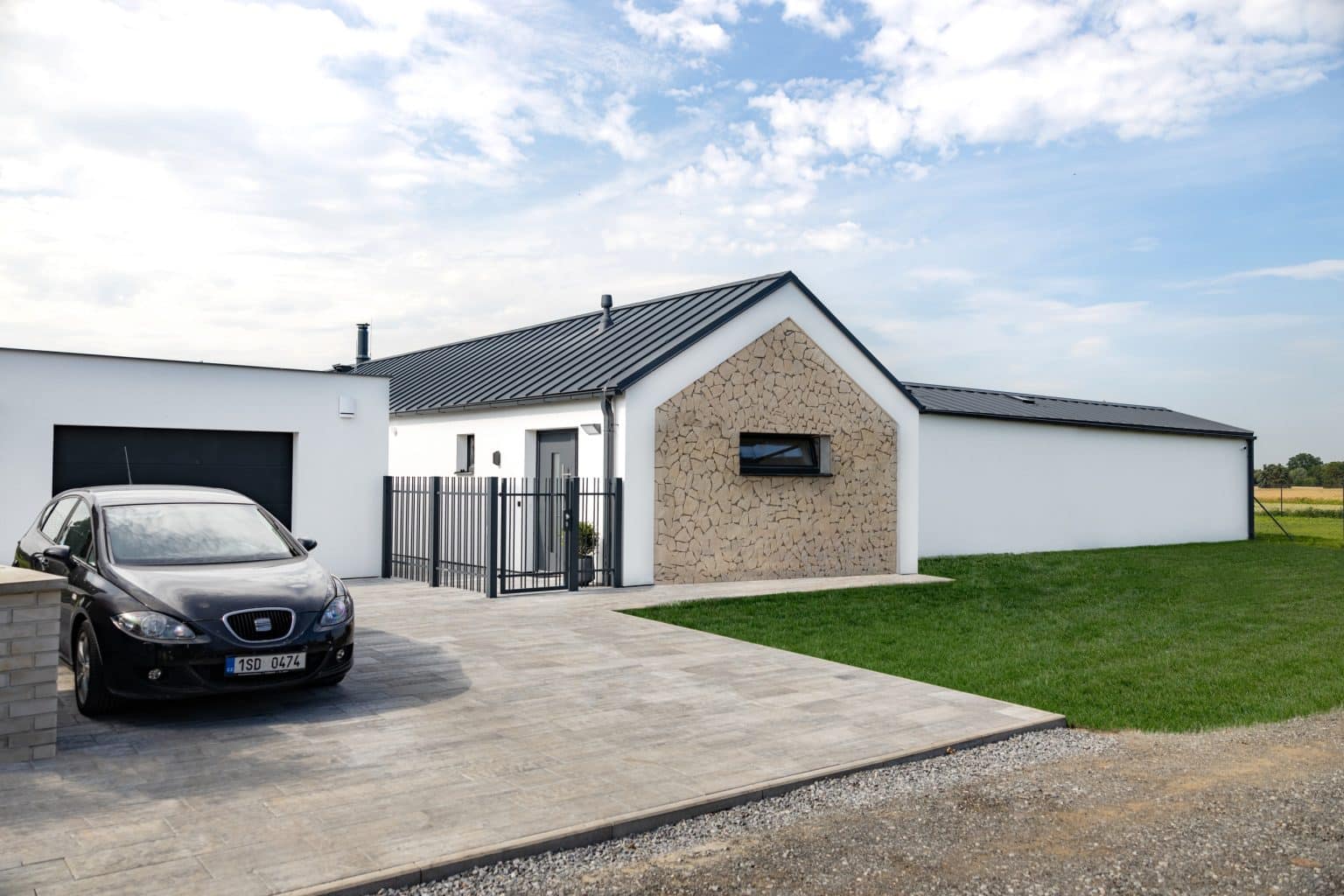 Kovaný plot LAMARK | Motiv Pretoria | Šedá antracitová barva | Svařované bez nýtů | Hladké provedení | Okované konce