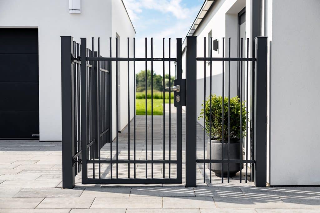 Kovaná jednokřídlá branka LAMARK | Motiv Pretoria | Šedá antracitová barva | Svařované bez nýtů | Hladké provedení | Okované konce