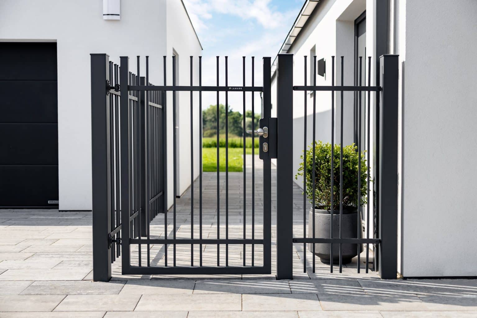 Kovaná jednokřídlá branka LAMARK | Motiv Pretoria | Šedá antracitová barva | Svařované bez nýtů | Hladké provedení | Okované konce