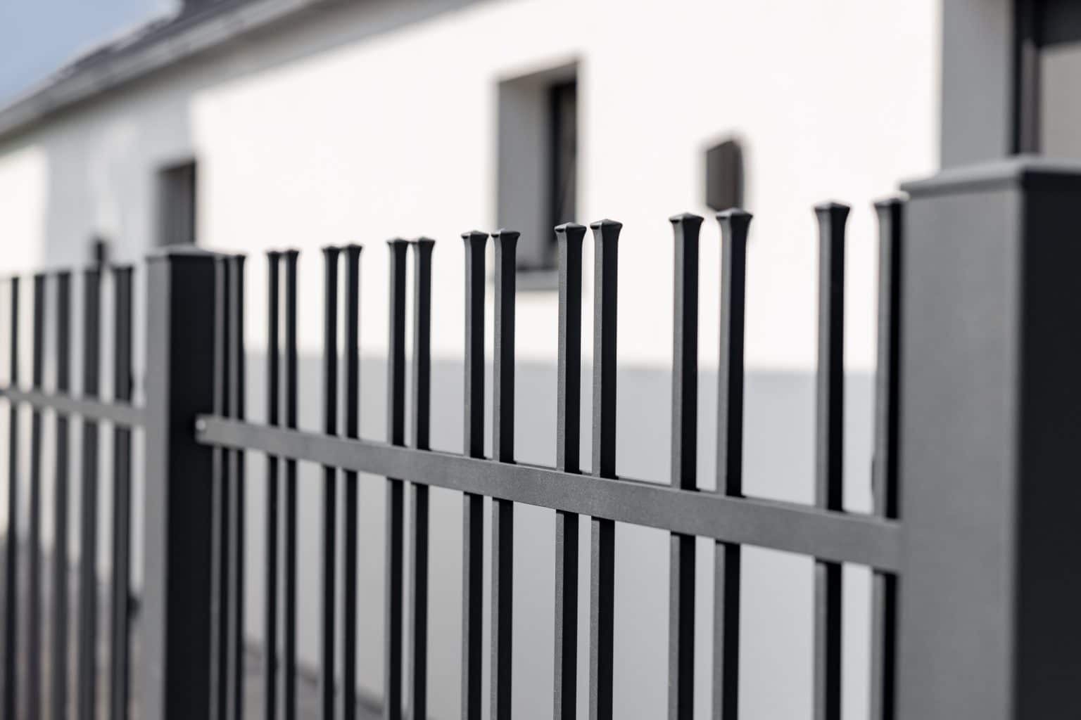 Detail okovaných konců a hladkého provedení | Kovaný plot LAMARK | Motiv Pretoria | Šedá antracitová barva | Svařované bez nýtů
