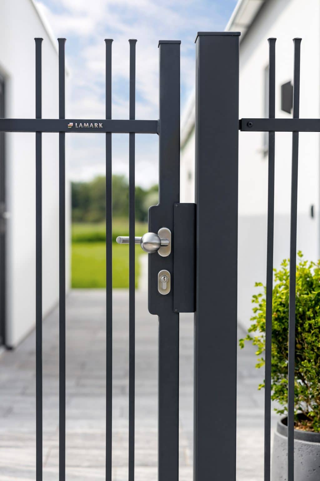 Detail kliky na kované brance LAMARK | Motiv Pretoria | Šedá antracitová barva | Svařované bez nýtů | Hladké provedení | Okované konce