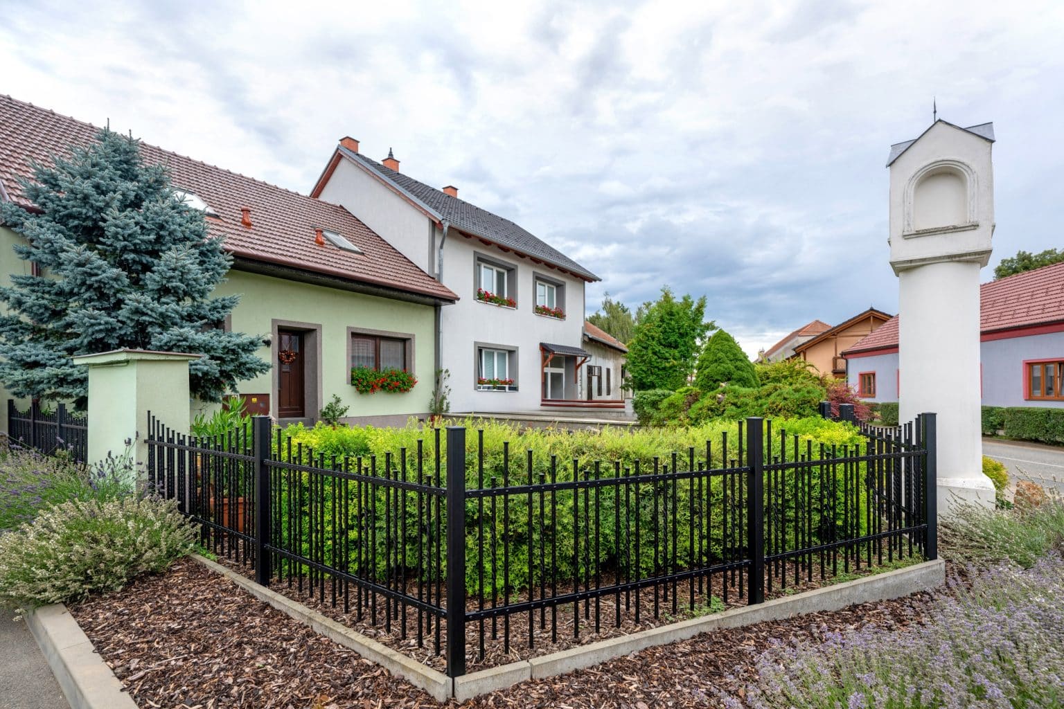 Kovaný plot LAMARK | Motiv Singapur | Černá kovářská barva | Svařované s nýty | Oklepávané provedení | Okované konce | Hliníkové sloupky LAMARK