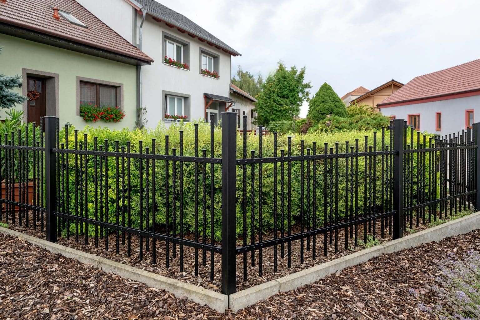 Kovaný plot LAMARK | Motiv Singapur | Černá kovářská barva | Svařované s nýty | Oklepávané provedení | Okované konce | Hliníkové sloupky LAMARK