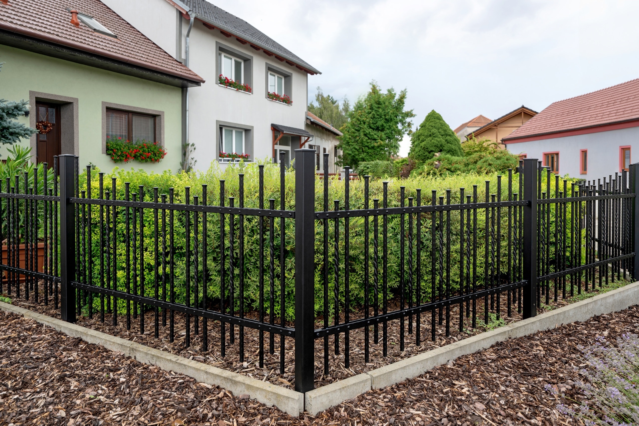 Kovaný plot LAMARK | Motiv Singapur | Černá kovářská barva | Svařované s nýty | Oklepávané provedení | Okované konce | Hliníkové sloupky LAMARK