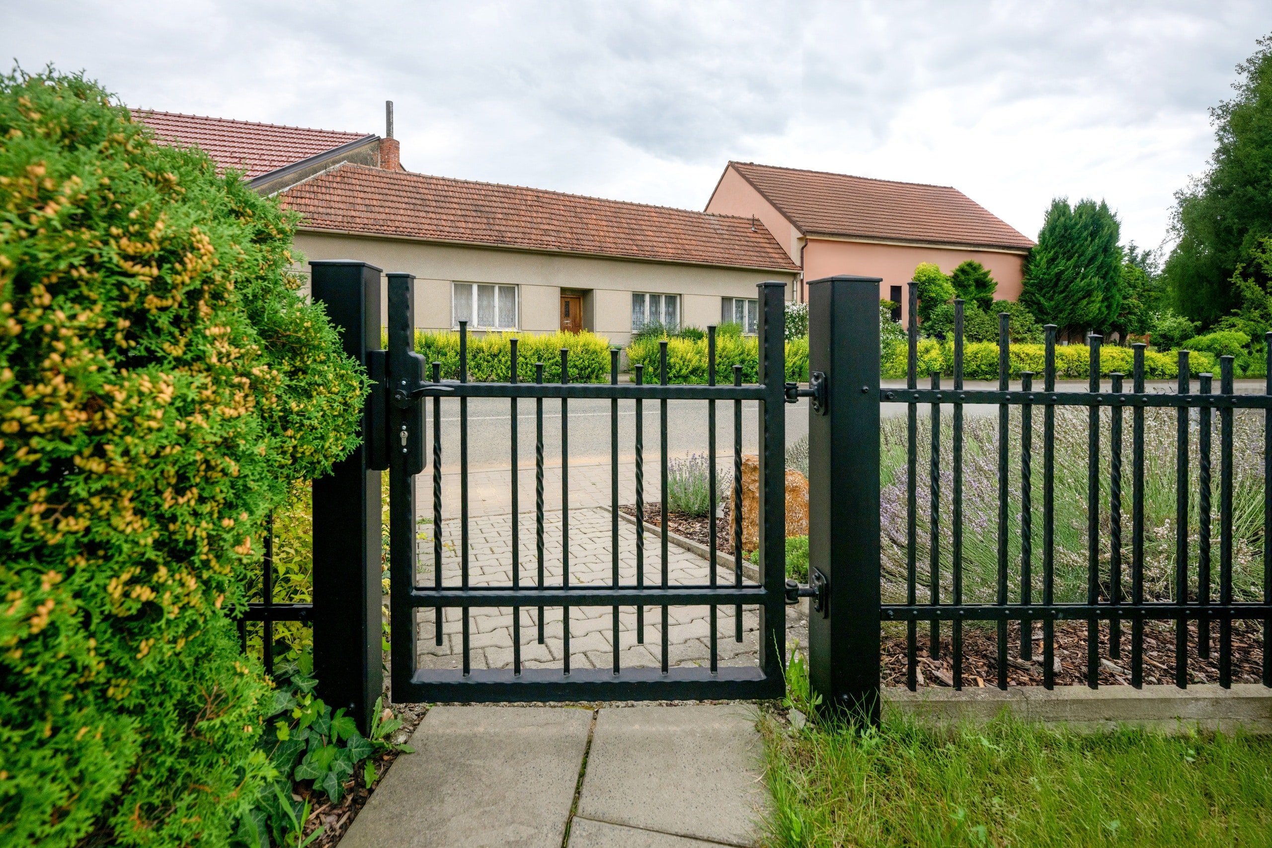 Kovaná jednokřídlá branka LAMARK | Motiv Singapur | Černá kovářská barva | Svařované s nýty | Oklepávané provedení | Okované konce | Hliníkové sloupky LAMARK