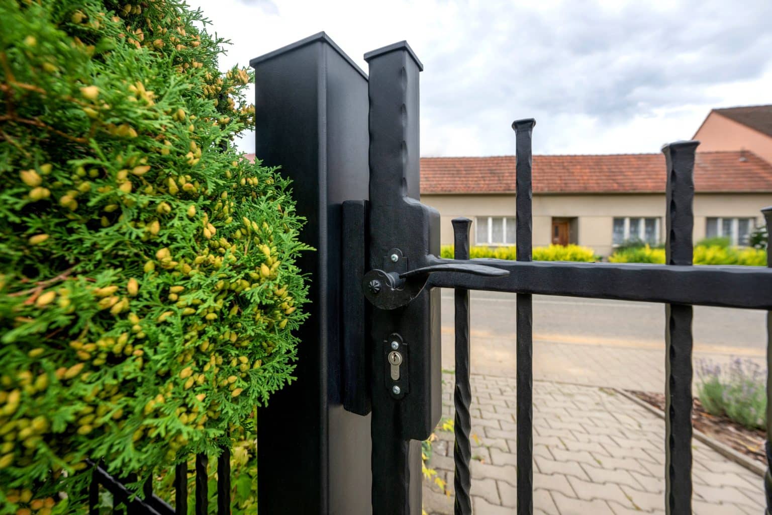 Detail kliky na kované brance LAMARK | Motiv Singapur | Černá kovářská barva | Svařované s nýty | Oklepávané provedení | Okované konce | Hliníkové sloupky LAMARK