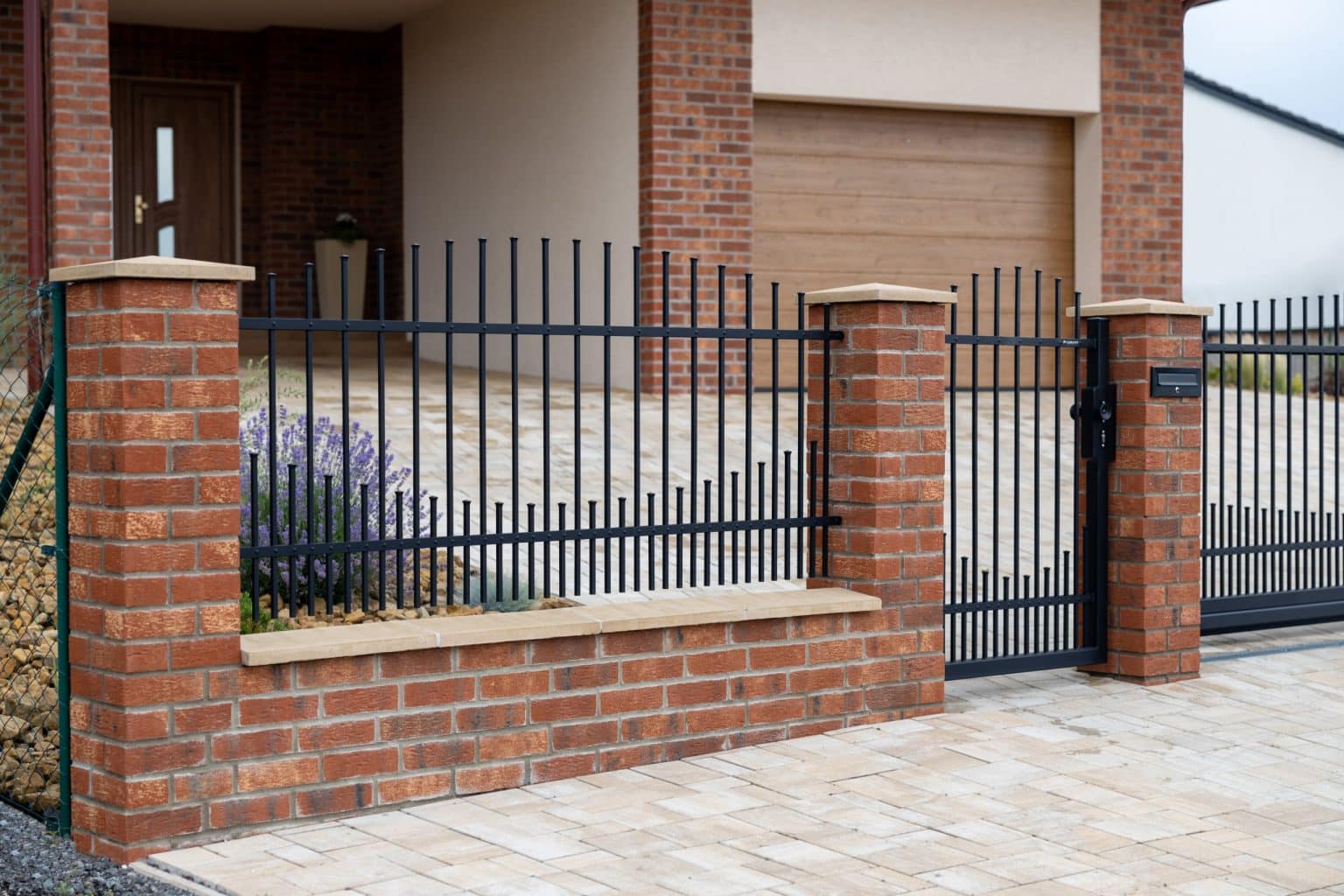 Kovaný plot LAMARK | Motiv Tokio | Černá kovářská barva | Svařované s nýty | Hladké provedení | Okované konce