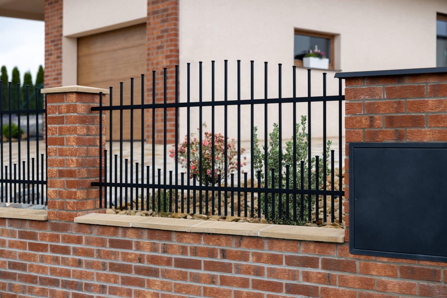 Kovaný plot LAMARK | Motiv Tokio | Černá kovářská barva | Svařované s nýty | Hladké provedení | Okované konce