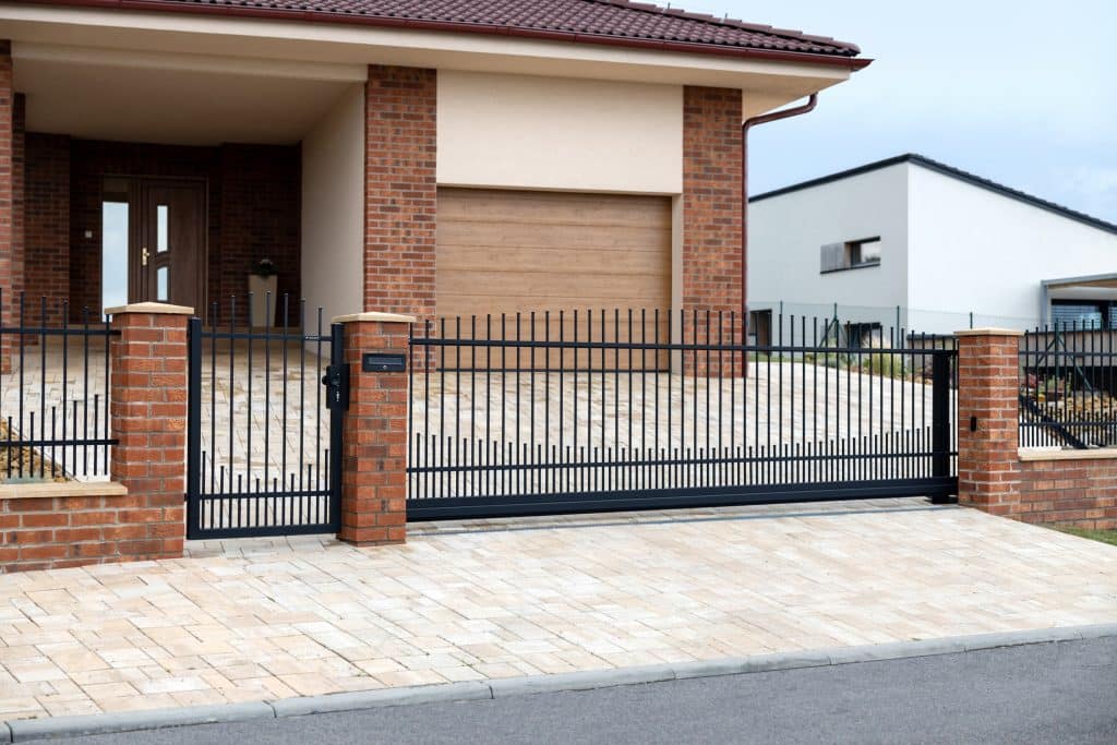 Kovaná samonosná posuvná brána a jednokřídlá branka LAMARK | Motiv Tokio | Černá kovářská barva | Svařované s nýty | Hladké provedení | Okované konce