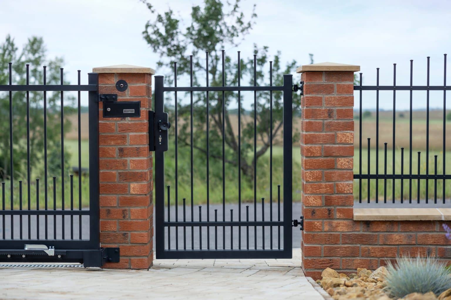 Kovaná jednokřídlá branka LAMARK | Motiv Tokio | Černá kovářská barva | Svařované s nýty | Hladké provedení | Okované konce