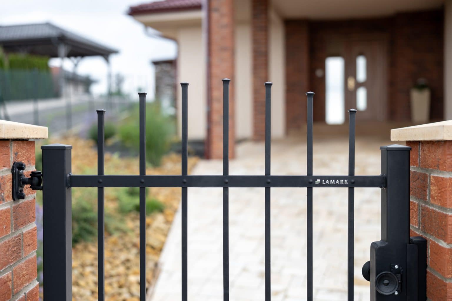 Detail motivu Tokio na kované brance LAMARK | Černá kovářská barva | Svařované s nýty | Hladké provedení | Okované konce