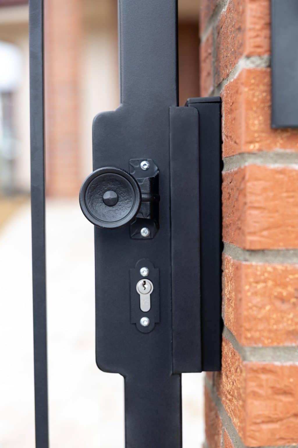 Detail kliky na kované brance LAMARK | Motiv Tokio | Černá kovářská barva | Svařované s nýty | Hladké provedení | Okované konce