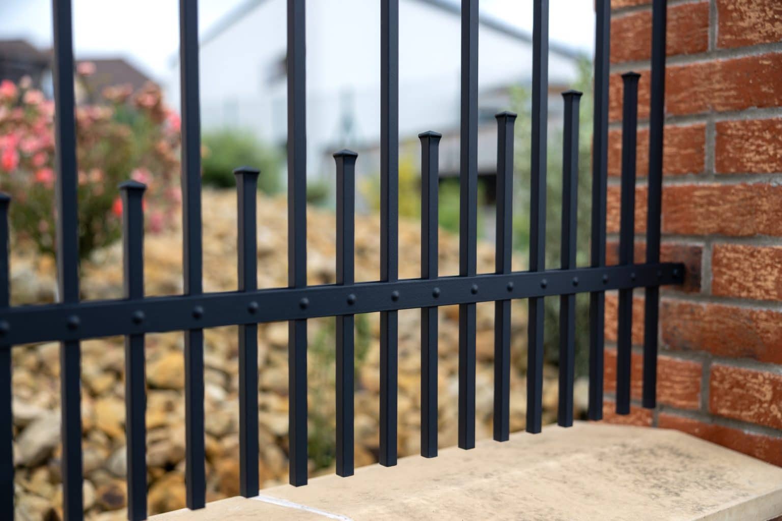 Detail motivu Tokio na kovaném plotě LAMARK | Černá kovářská barva | Svařované s nýty | Hladké provedení | Okované konce