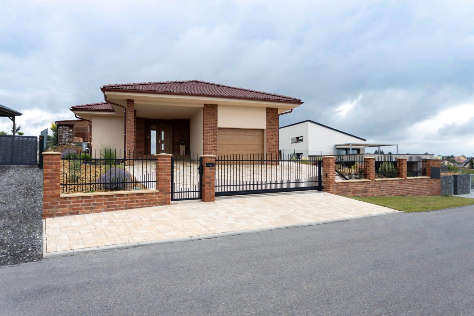 Kovaný plot LAMARK | Motiv Tokio | Černá kovářská barva | Svařované s nýty | Hladké provedení | Okované konce