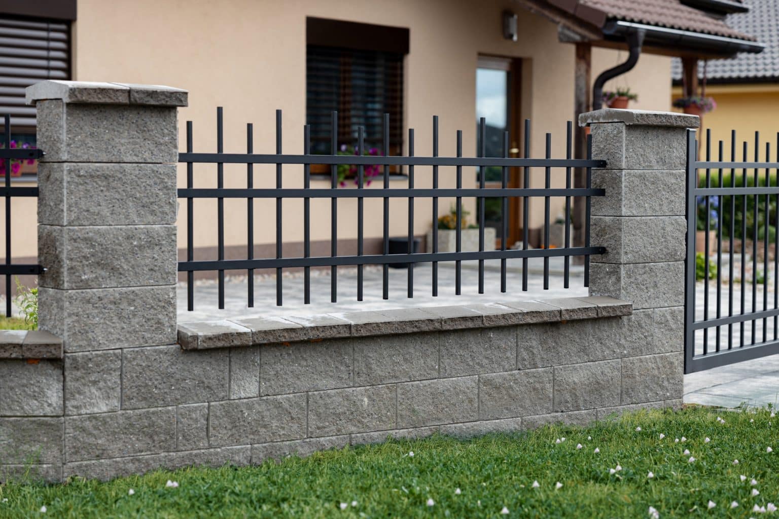 Kovaný plot LAMARK | Motiv Verona | Černá kovářská barva | Svařované bez nýtů | Hladké provedení | Rovné konce