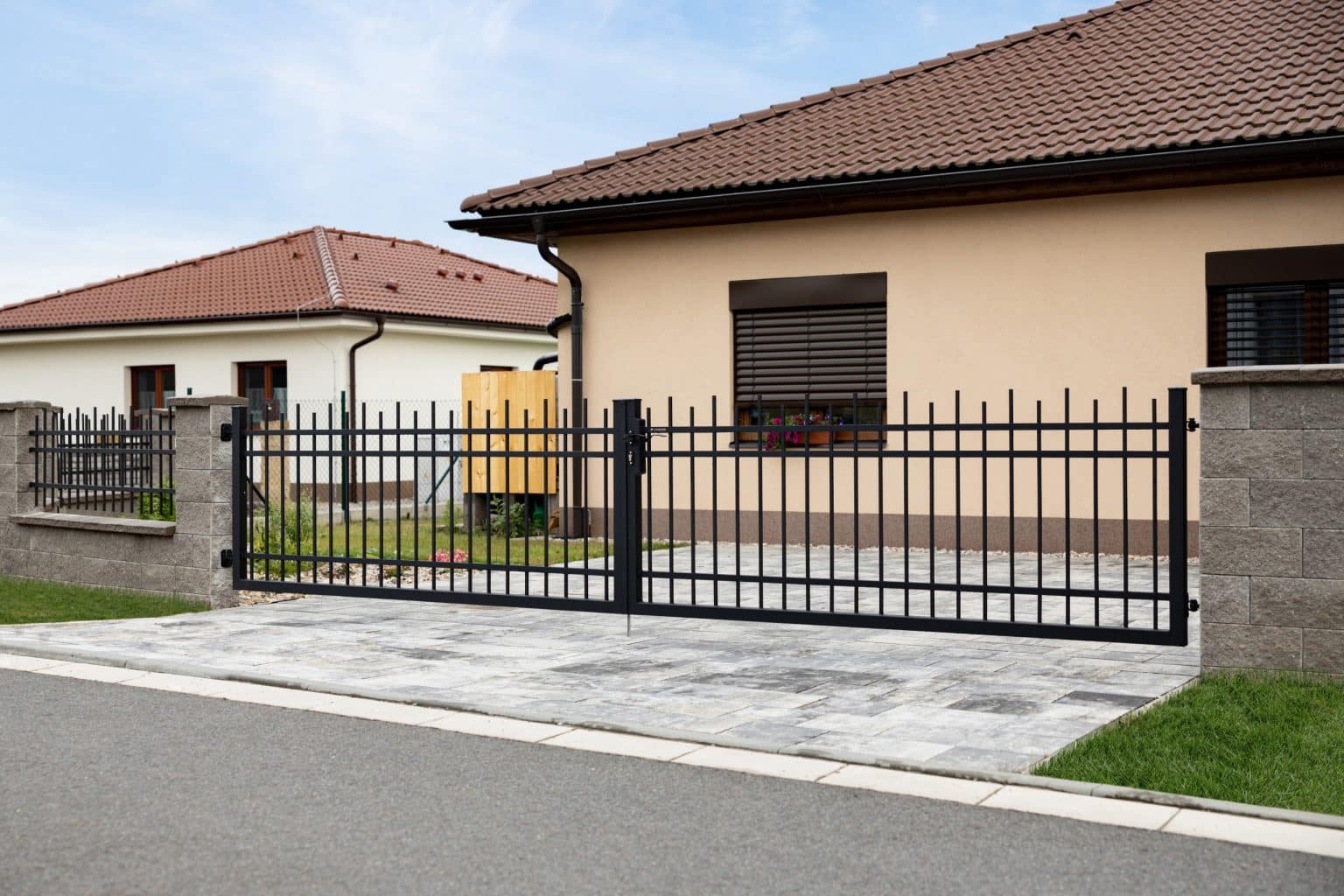 Kovaná otočná brána dvoukřídlá LAMARK s ručním otevíráním | Motiv Verona | Černá kovářská barva | Svařované bez nýtů | Hladké provedení | Rovné konce