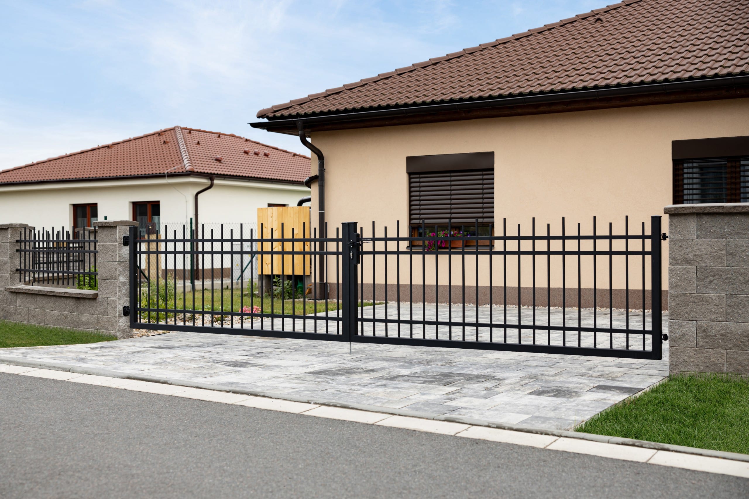 Kovaná otočná brána dvoukřídlá LAMARK s ručním otevíráním | Motiv Verona | Černá kovářská barva | Svařované bez nýtů | Hladké provedení | Rovné konce