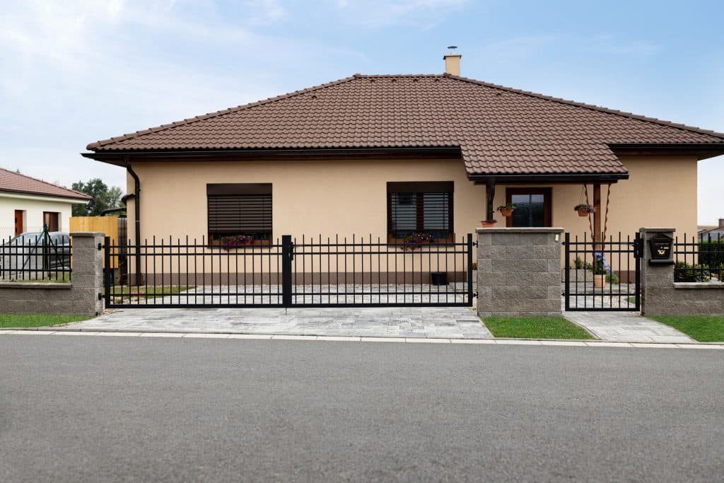 Kovaná dvoukřídlá otočná brána a jednokřídlá branka LAMARK | Motiv Verona | Černá kovářská barva | Svařované bez nýtů | Hladké provedení | Rovné konce