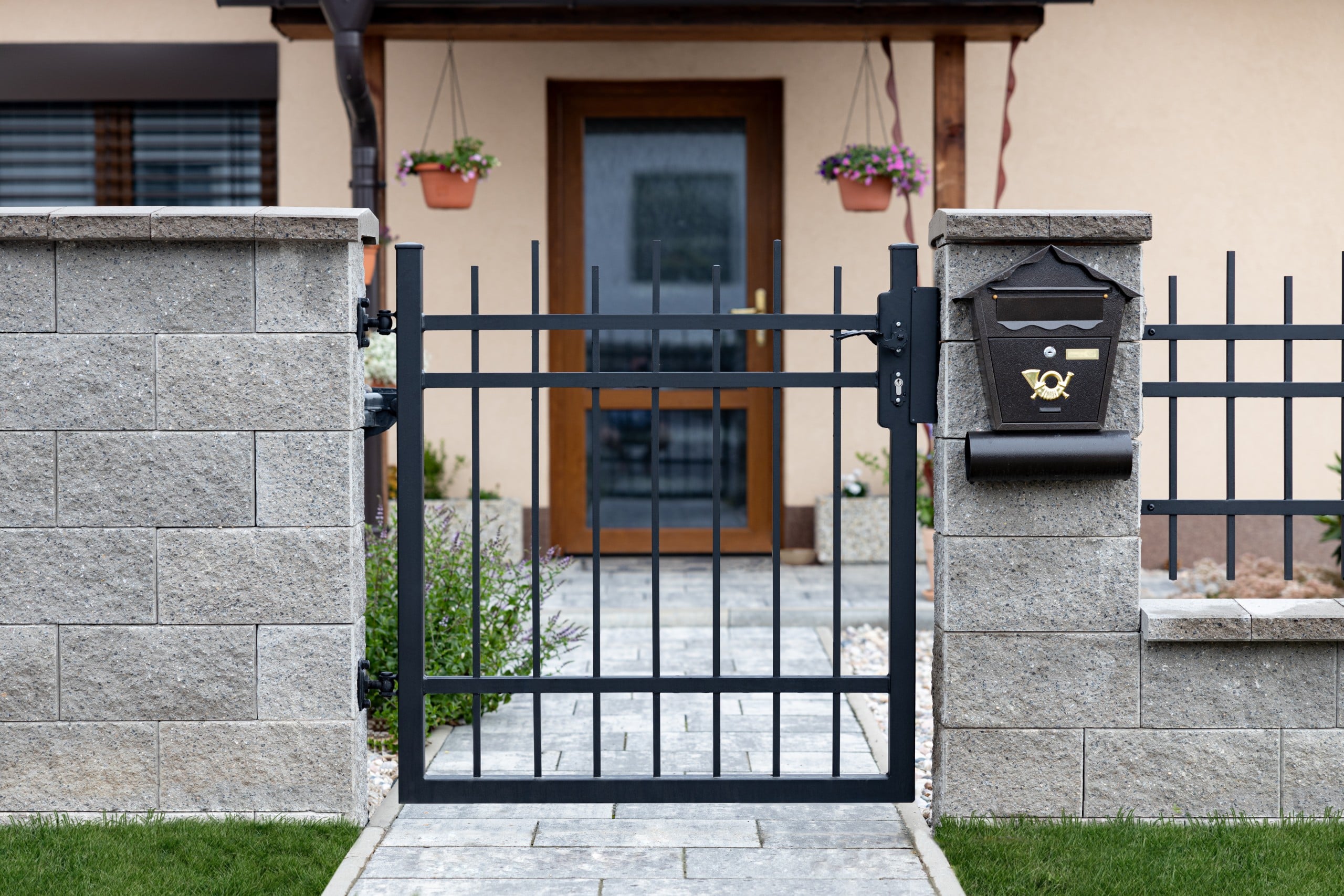 Kovaná jednokřídlá branka LAMARK | Motiv Verona | Černá kovářská barva | Svařované bez nýtů | Hladké provedení | Rovné konce