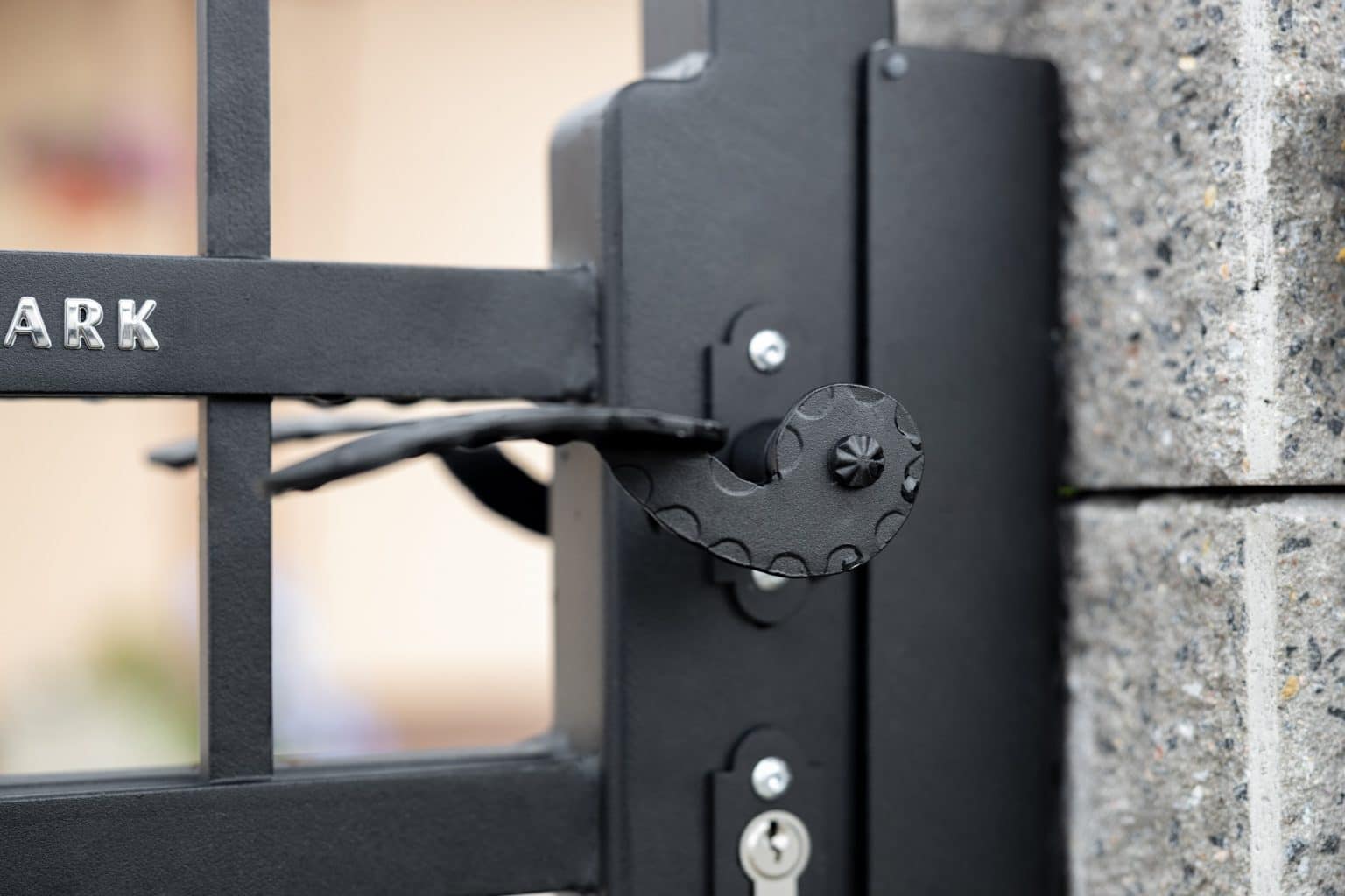 Detail kliky kované branky LAMARK | Motiv Verona | Černá kovářská barva | Svařované bez nýtů | Hladké provedení | Rovné konce