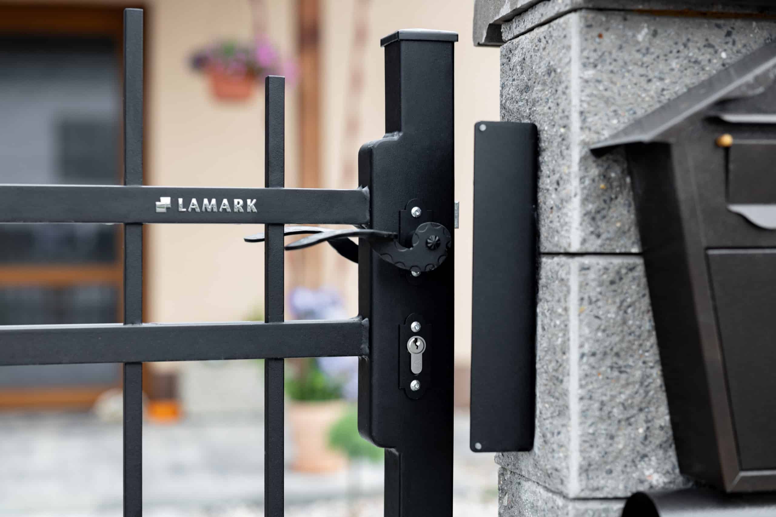 Detail kliky kované branky LAMARK | Motiv Verona | Černá kovářská barva | Svařované bez nýtů | Hladké provedení | Rovné konce