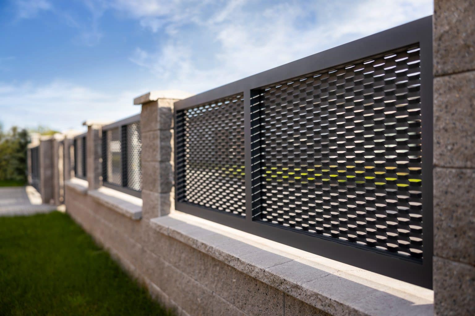 Tahokov plot LAMARK | Motiv Madeira | Šedá antracitová barva | Zděné sloupky