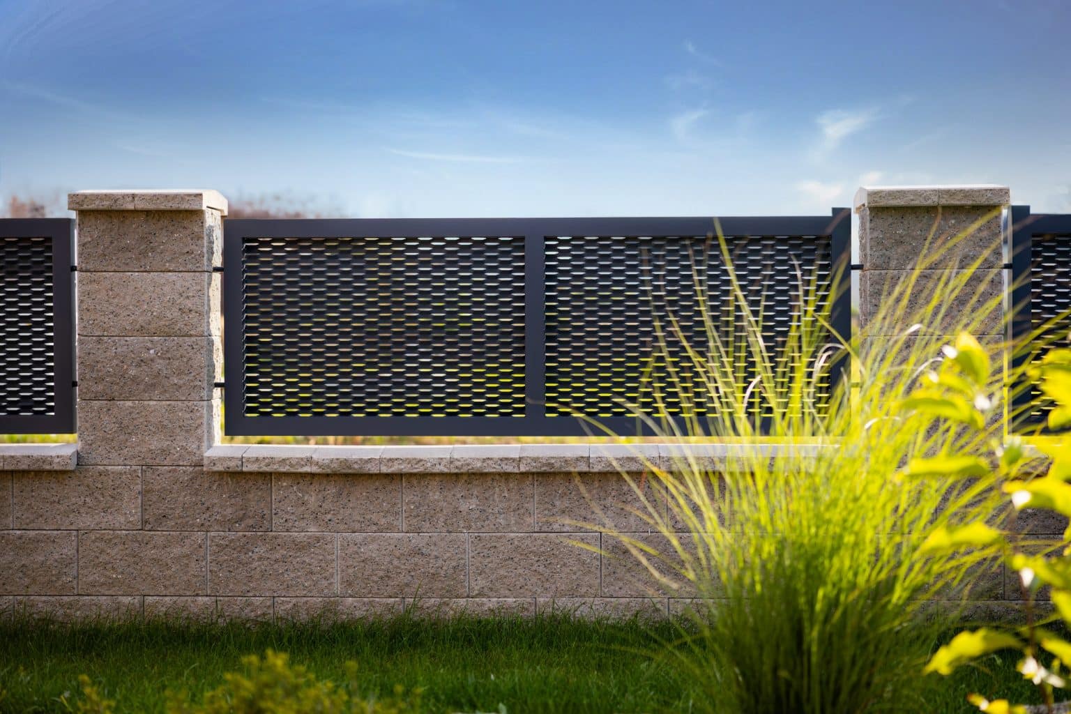 Tahokov plot LAMARK | Motiv Madeira | Šedá antracitová barva | Zděné sloupky