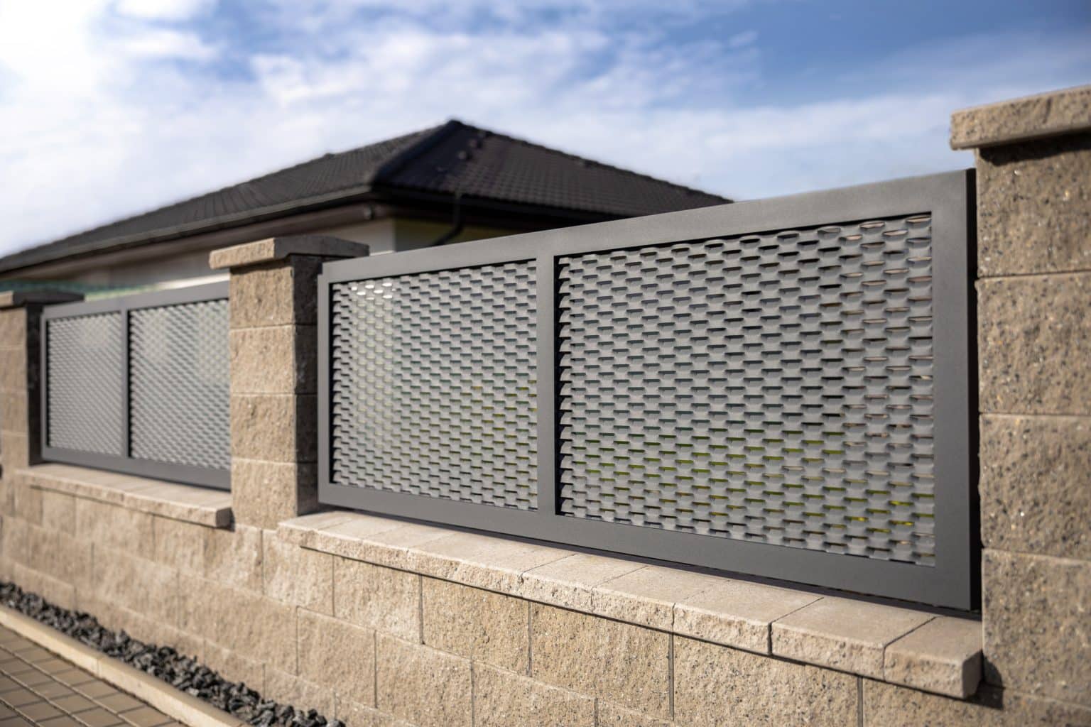 Tahokov plot LAMARK | Motiv Madeira | Šedá antracitová barva | Zděné sloupky