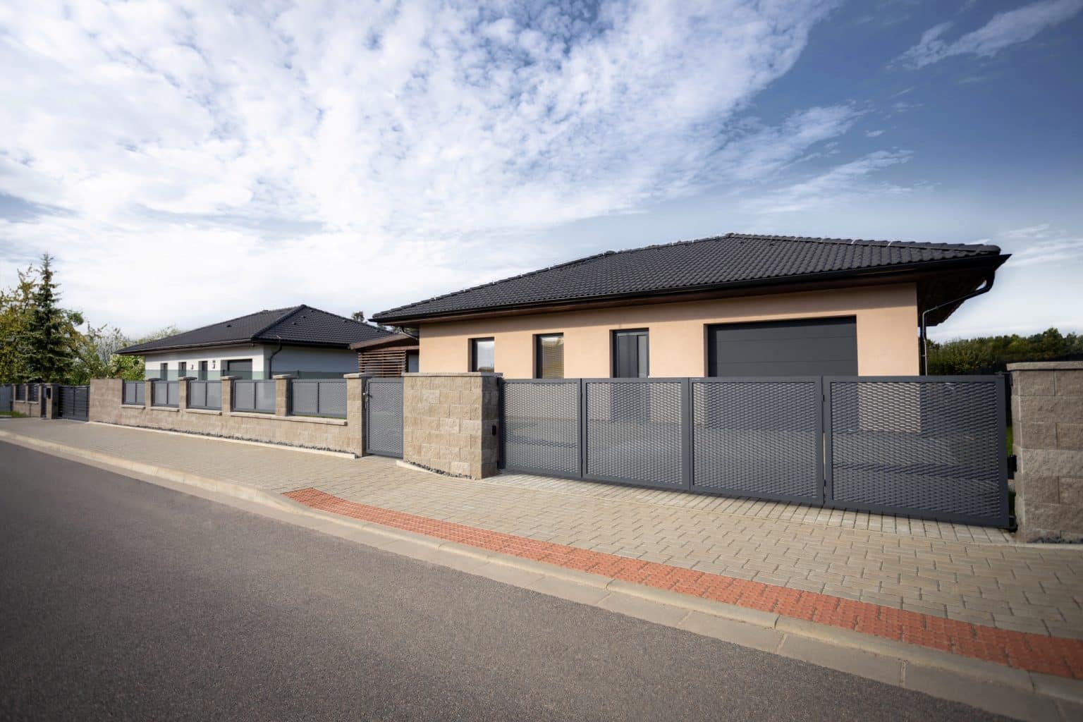 Tahokov plot LAMARK | Motiv Madeira | Šedá antracitová barva | Zděné sloupky