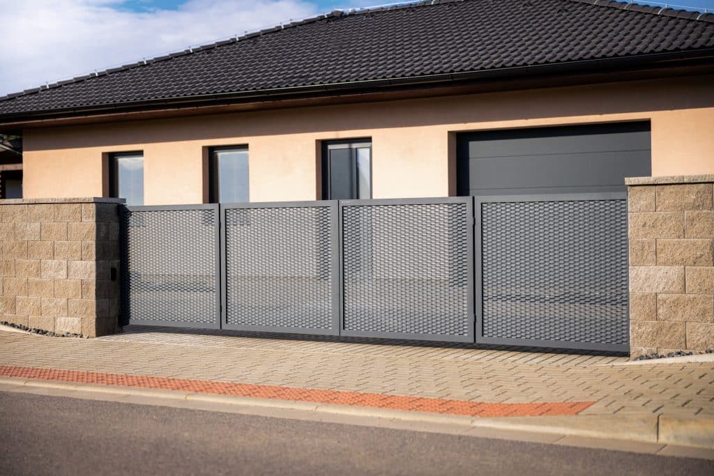 Otočná dvoukřídlá brána LAMARK z tahokovu | Motiv Madeira | Šedá antracitová barva | Zděné sloupky