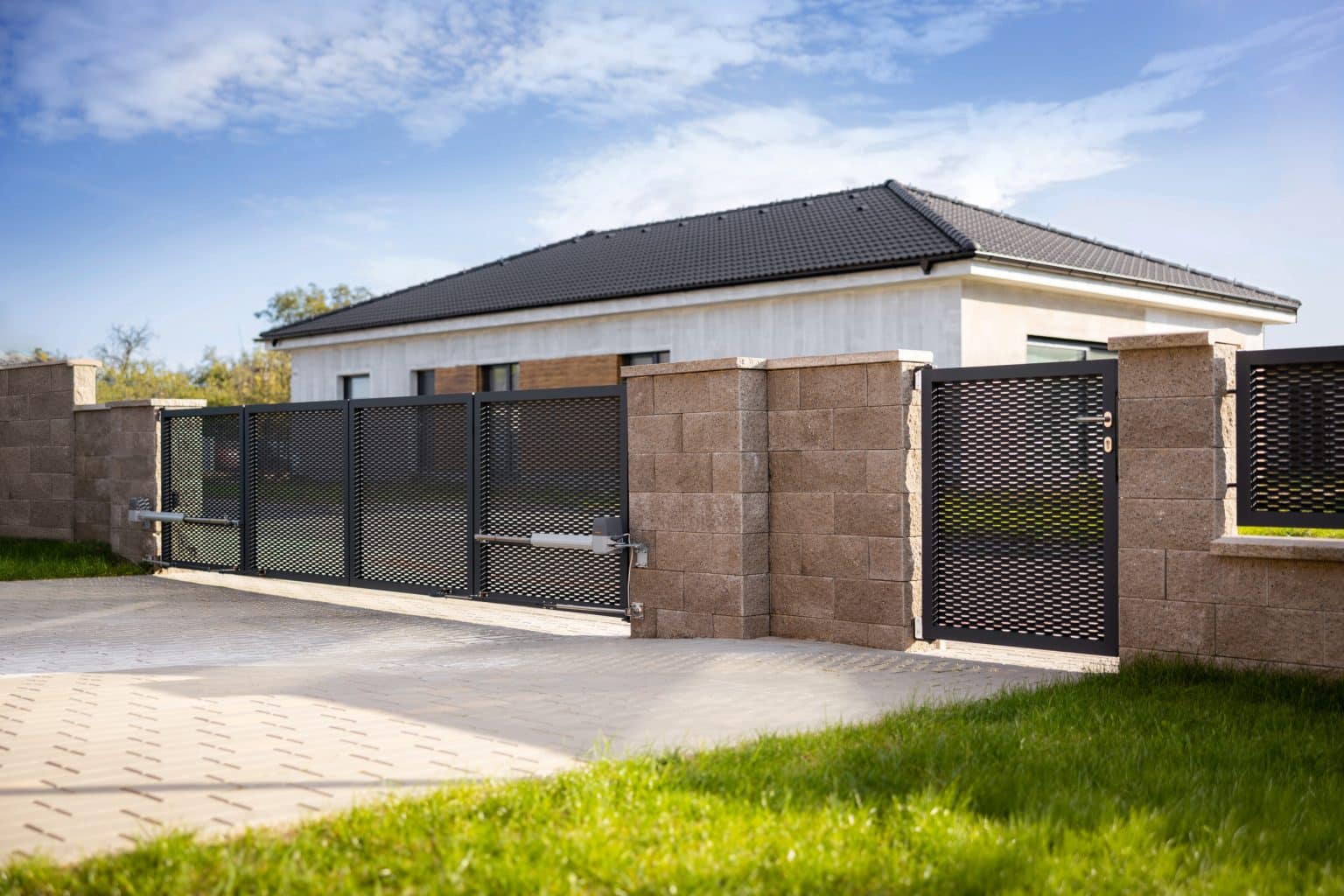 Otočná dvoukřídlá brána a jednokřídlá branka LAMARK z tahokovu | Motiv Madeira | Šedá antracitová barva | Zděné sloupky