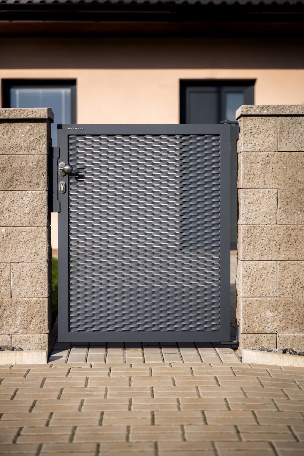 Jednokřídlá branka LAMARK z tahokovu | Motiv Madeira | Šedá antracitová barva | Zděné sloupky