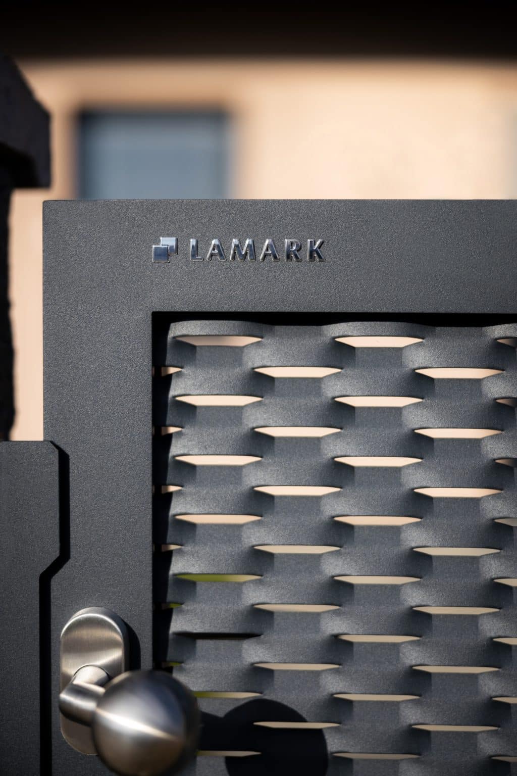 Detail loga LAMARK na brance z tahokovu | Motiv Madeira | Šedá antracitová barva | Zděné sloupky