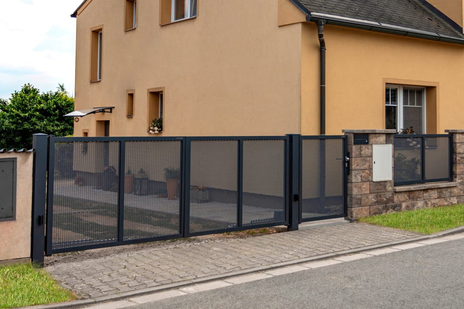 Tahokov plot LAMARK | Motiv Miami | Šedá antracitová barva | Zděné sloupky