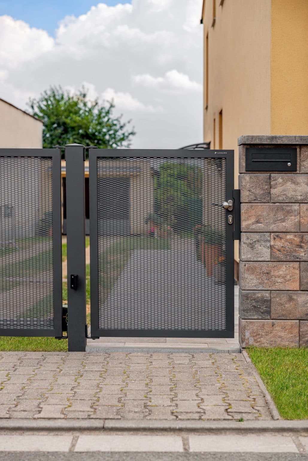 Jednokřídlá branka LAMARK z tahokovu | Motiv Miami | Šedá antracitová barva | Zděné sloupky