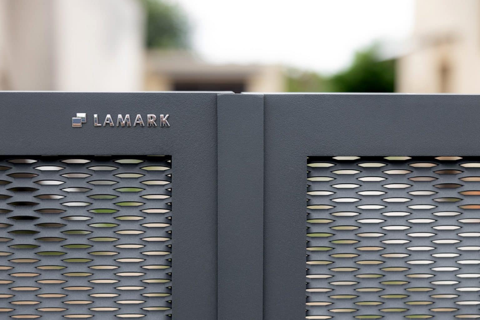 Detail dvoukřídlé otočné brány LAMARK z tahokovu | Motiv Miami | Šedá antracitová barva | Zděné sloupky