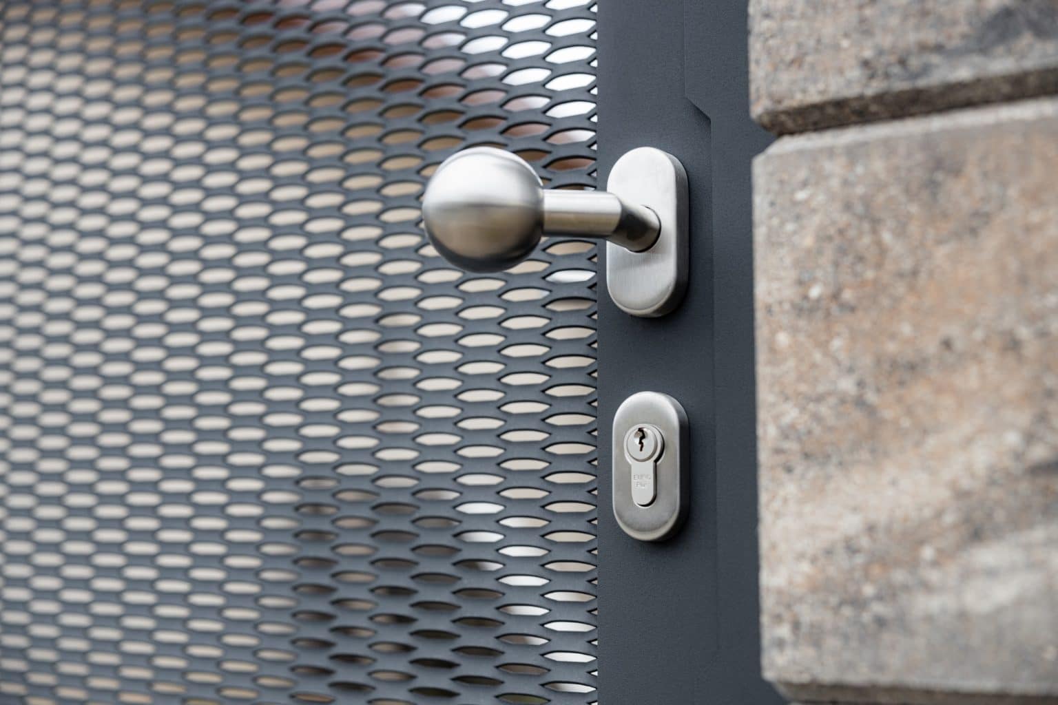 Detail kliky na brance LAMARK z tahokovu | Motiv Miami | Šedá antracitová barva | Zděné sloupky