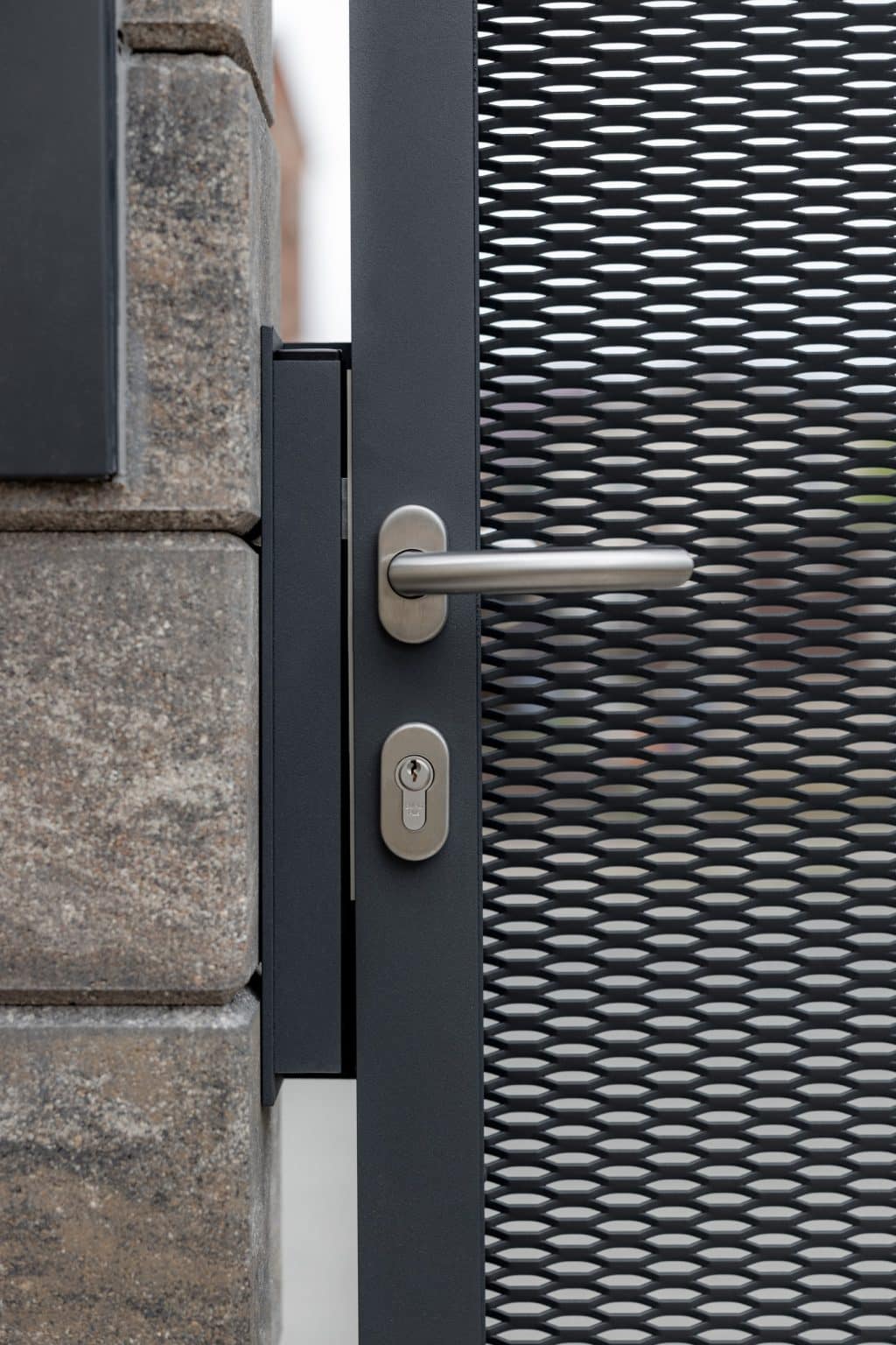 Detail kliky na brance LAMARK z tahokovu | Motiv Miami | Šedá antracitová barva | Zděné sloupky