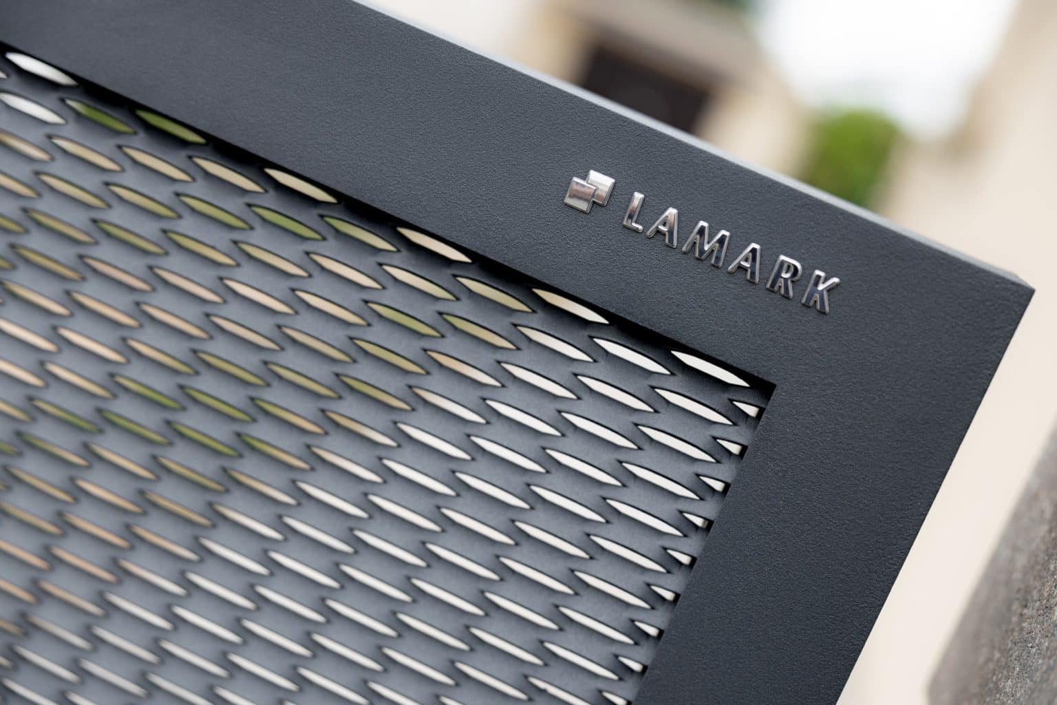 Detail loga LAMARK na brance z tahokovu | Motiv Miami | Šedá antracitová barva | Zděné sloupky